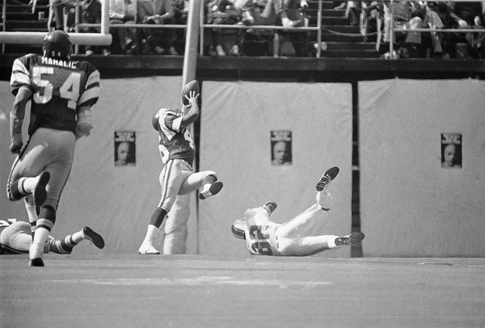 La NFL prob&#xF3; la repetici&#xF3;n instant&#xE1;nea durante el partido del Sal&#xF3;n de la Fama de 1978 y en otros seis partidos de pretemporada de ese a&#xF1;o. Se determin&#xF3; que el sistema a&#xFA;n no estaba listo para los partidos de temporada regular. (Fotograf&#xED;a de AP/Rusty Kennedy)