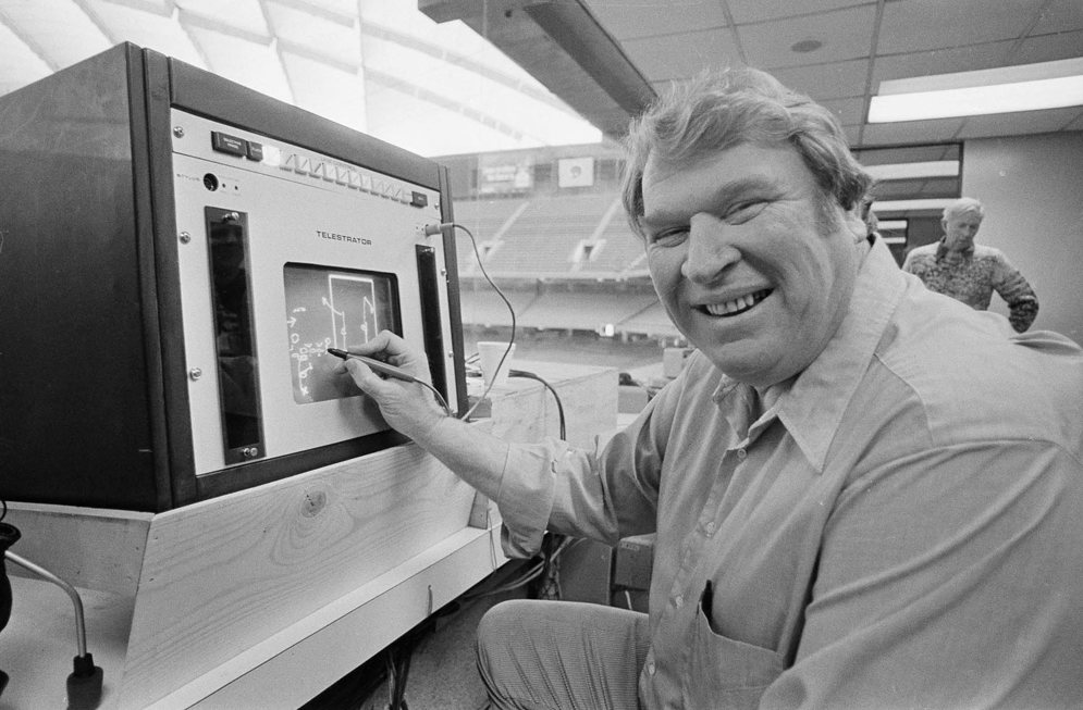 El ex entrenador principal de los Oakland Raiders y comentarista de televisi&#xF3;n John Madden practica usar el dispositivo &#x201C;Telestrator&#x201D; de registros electr&#xF3;nicos que se utiliz&#xF3; para ilustrar las jugadas durante el Supertaz&#xF3;n&#xA0;XVI en el Silverdome de Pontiac, Michigan. (Fotograf&#xED;a de AP/Archivo)