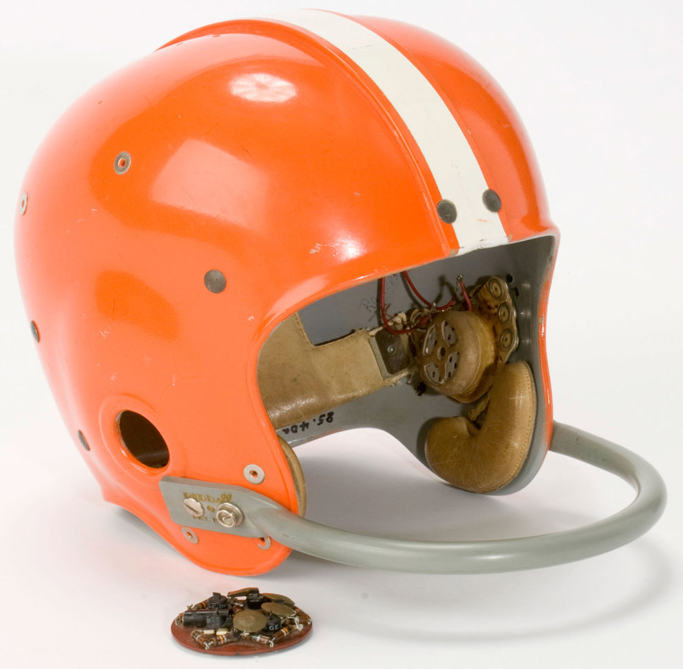 Este casco de radio, que dos inventores de Ohio dise&#xF1;aron para el entrenador de los Cleveland Browns, Paul Brown, en 1956, para que pudiera transmitir jugadas por radio a su mariscal de campo, fue prohibido poco despu&#xE9;s de su primer uso. Pero la NFL adopt&#xF3; un sistema mejorado de comunicaci&#xF3;n entre entrenador y mariscal de campo casi 40 a&#xF1;os despu&#xE9;s. (Sal&#xF3;n de la Fama del football americano profesional)