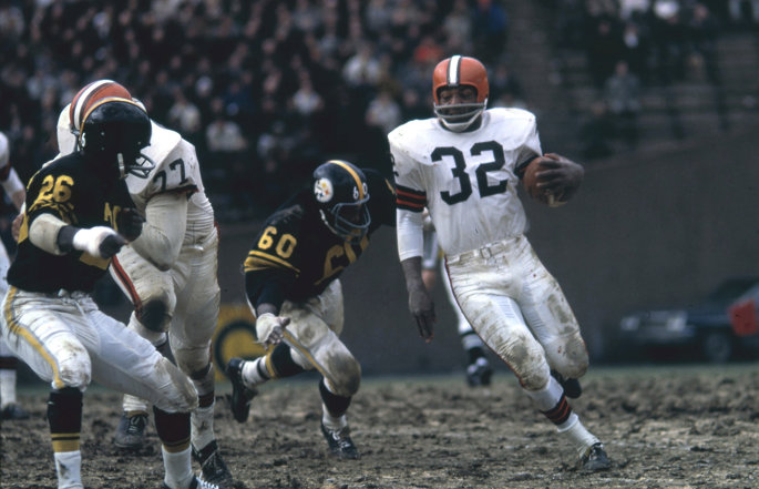 Former Cleveland Browns running back Jim Brown runs with the football.