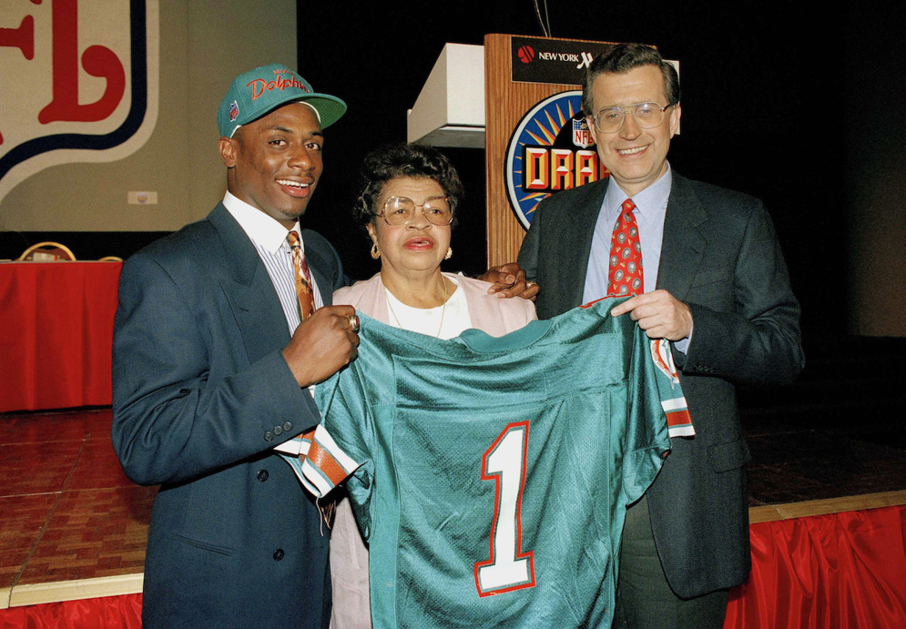 El vicepresidente ejecutivo de Operaciones de F&#xFA;tbol Americano de la NFL, Troy Vincent, posa con su abuela Julia y el excomisionado de la NFL Paul Tagliabue despu&#xE9;s de haber sido elegido en Wisconsin como la s&#xE9;ptima elecci&#xF3;n en la primera ronda del Draft de la NFL por los Miami Dolphins en abril de 1992. (Fotograf&#xED;a AP/Richard Harbus)