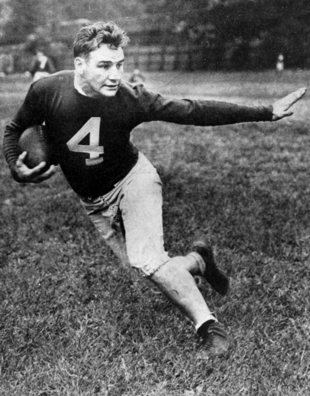 Los New York Giants eligieron al corredor de poder Alphonse &#x201C;Tuffy&#x201D; Leemans en la segunda ronda del primer turno de elecci&#xF3;n de la NFL despu&#xE9;s de que Wellington Mara, hijo del due&#xF1;o del equipo, Tim Mara, observara a la estrella Leemans en un partido universitario. Tres temporadas despu&#xE9;s, Leemans llev&#xF3; a los Giants a ganar el campeonato de la NFL de 1938.