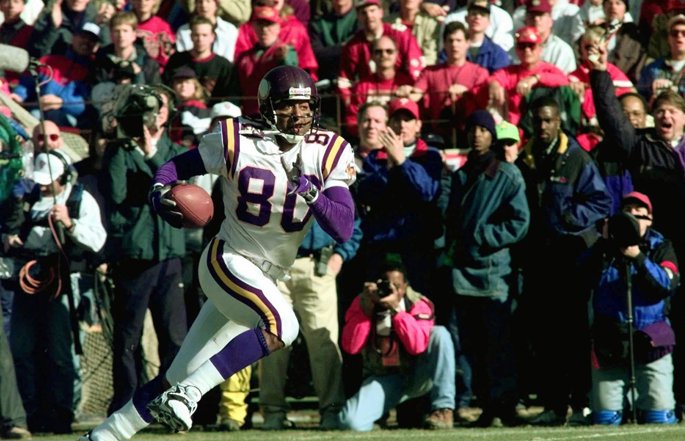Former Minnesota Vikings wide receiver Cris Carter runs with the football.