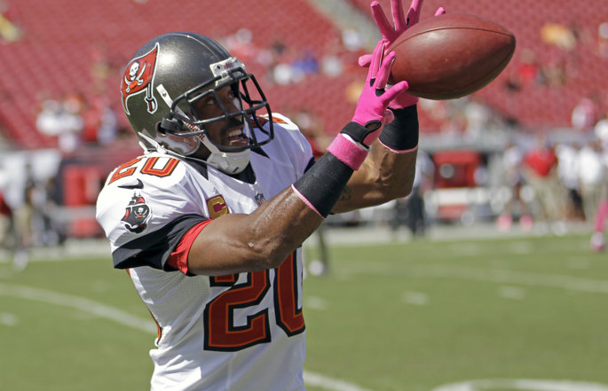 Former Tampa Bay Buccaneers cornerback Ronde Barber catches the football.