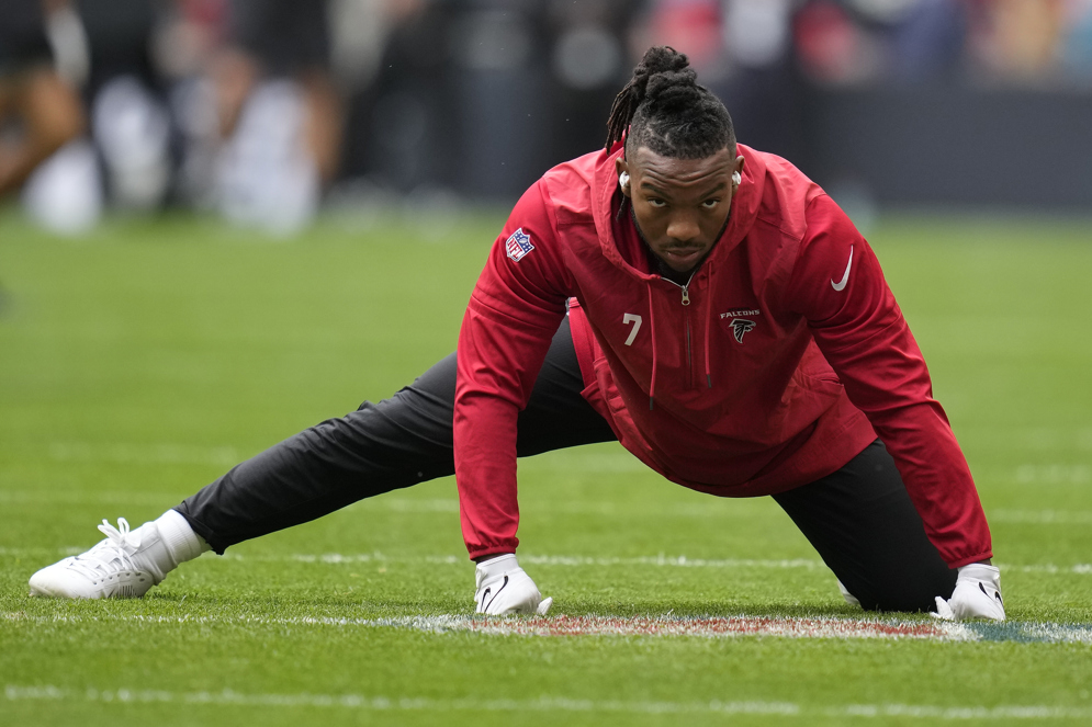 Un jugador de los Atlanta Falcons mientras precalienta para un partido de la NFL contra los Jacksonville Jaguars en el Wembley Stadium. (AP/Kirsty Wigglesworth)