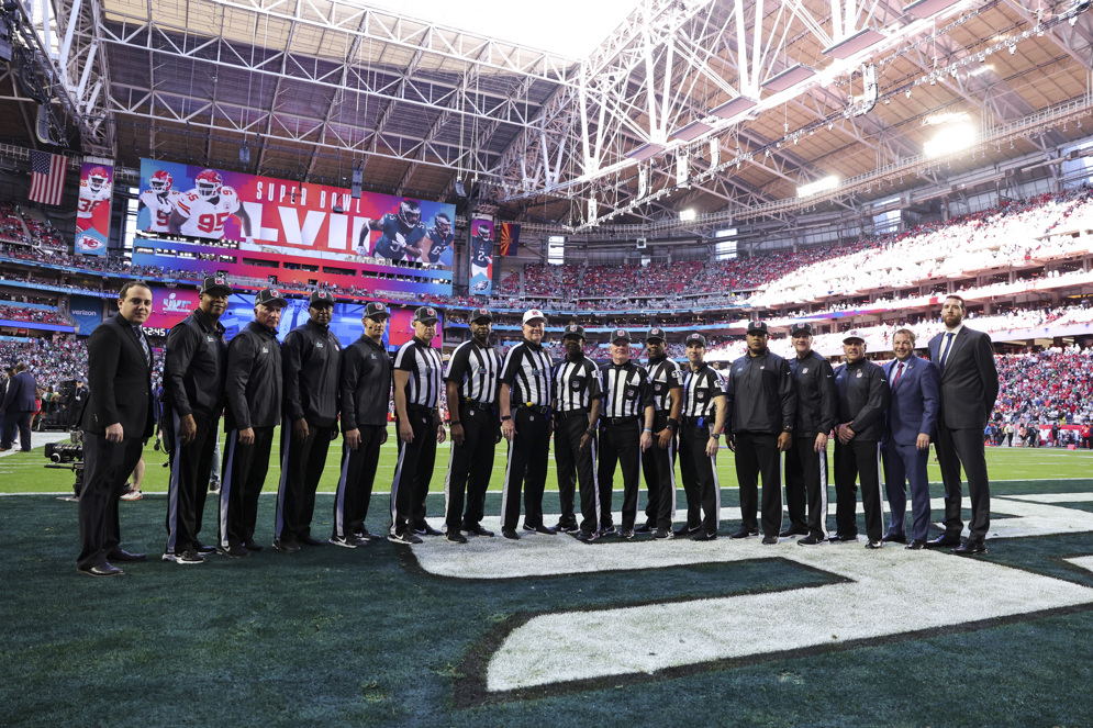Integrantes del equipo de arbitraje del Super Bowl LVII. (AP/Ben Liebenberg)