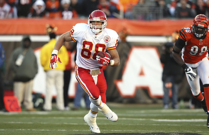 Former Kansas City Chiefs tight end Tony Gonzalez runs with the football.